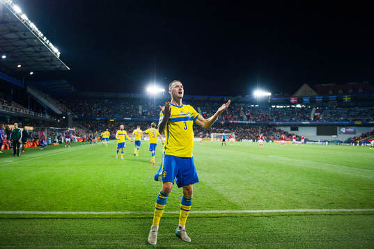 Sveriges Alexander Milosevic jublar fotbollsmatchen i