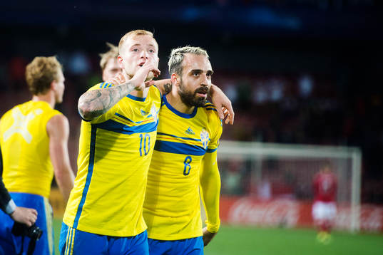 Sveriges John Guidetti och Abdullah Khalili  jublar