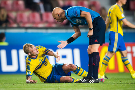 Sveriges John Guidetti reagerar mot domare Sergej Karasev