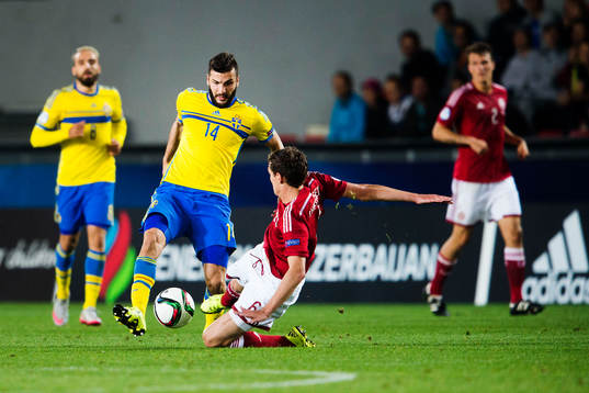 Sveriges Mikael Ishak och Danmarks Andreas Christensen