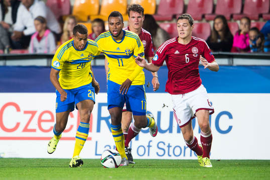 Sveriges Robin Quaison och Isaac Kiese Thelin mot Danmarks