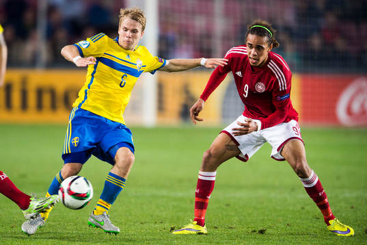 Sveriges Oscar Lewicki och Danmarks Yussuf Poulsen
