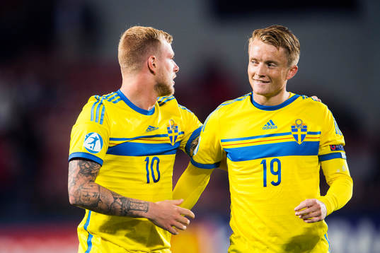 Sveriges John Guidetti och Sam Larsson jublar