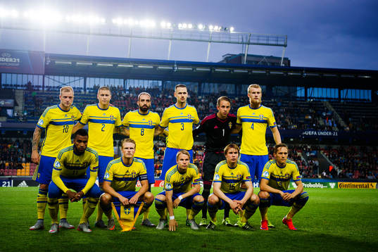 Sveriges spelare ställer upp för en lagbild Övre raden