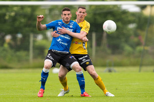 Kamp mellan Halmstads James Keene och Elfsborgs Jon Jönsson