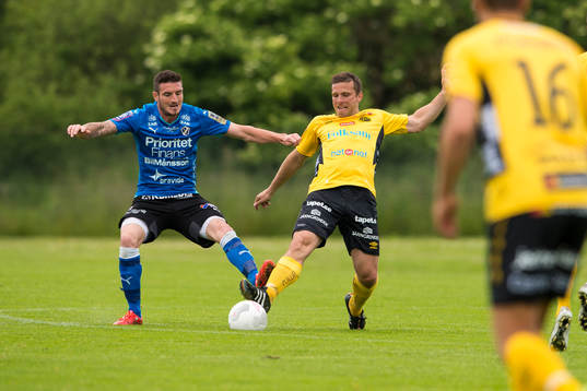 Kamp mellan Elfsborgs Anders Svensson och Halmstads James