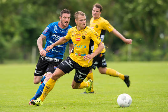 Elfsborgs Viktor Claesson och Halmstads James Keene