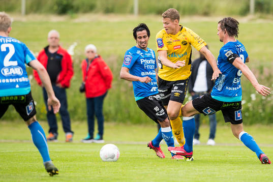 Elfsborgs Viktor Claesson tar sig förbi Halmstads Antonio