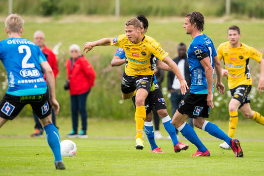 Elfsborgs Viktor Claesson tar sig förbi Halmstads Antonio