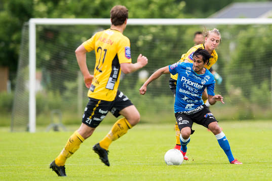 Kamp mellan Halmstads Antonio Rojas och Elfsborgs Simon