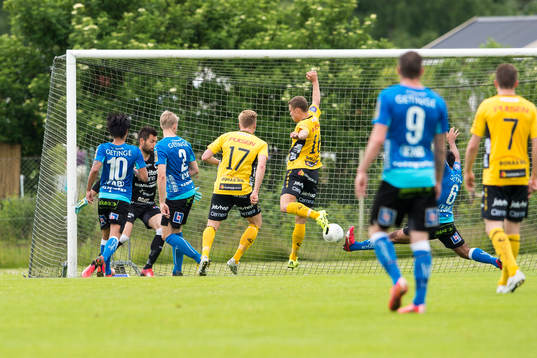 Elfsborgs Viktor Claesson kvitterar till 1-1 (höger i bild)