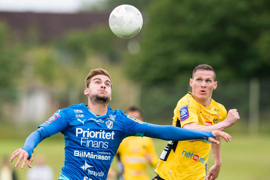 Halmstads Perparim Beqaj och Elfsborgs Jon Jönsson