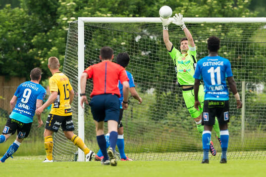 Elfsborgs målvakt Kevin Stuhr Ellegaard räddar skott