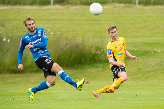 Elfsborgs Adam Lundqvist lägger inlägg förbi Halmstads