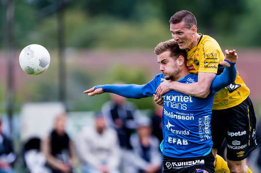 Halmstads Perparim Beqaj och Elfsborgs Jon Jönsson