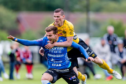Halmstads Perparim Beqaj och Elfsborgs Jon Jönsson