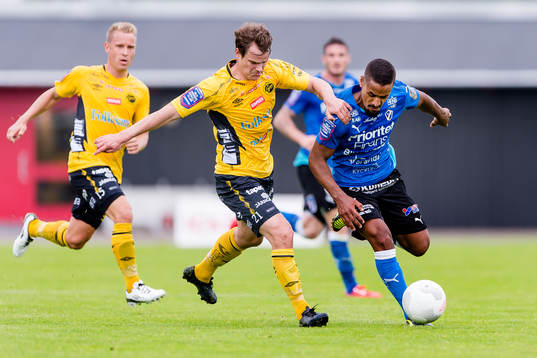 Elfsborgs Henning Hauger och Halmstads Junes Barny