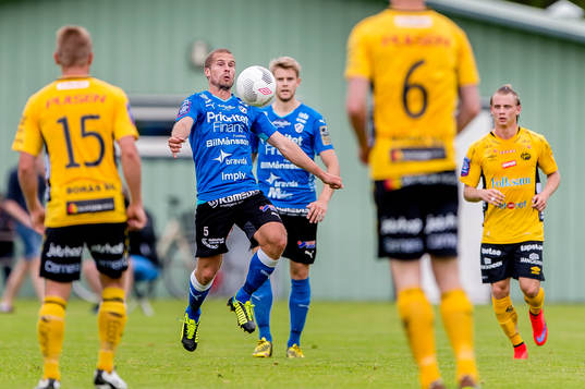 Halmstads Christoffer Andersson tar ner bollen på bröstet