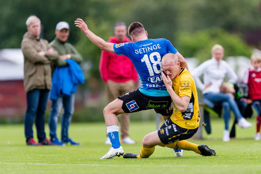 Halmstads Shkodran Maholli och Elfsborgs Viktor Nilsson i