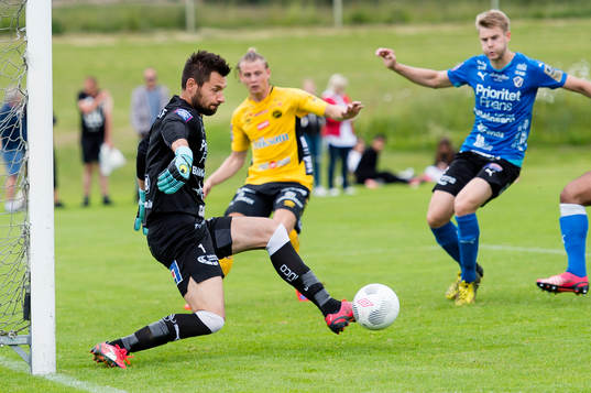 Halmstads målvakt Stojan Lukic räddar ett närskott
