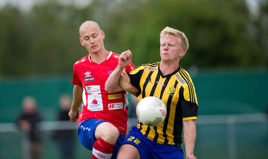 Höganäs tränare Jacob Augustsson mot Jonsereds Viktor