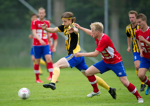 Jonsereds Anton Nilsson tar sig förbi Höganäs Marcus