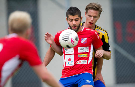 Höganäs Fady Alaaraji stångas mot Jonsereds Ludwig