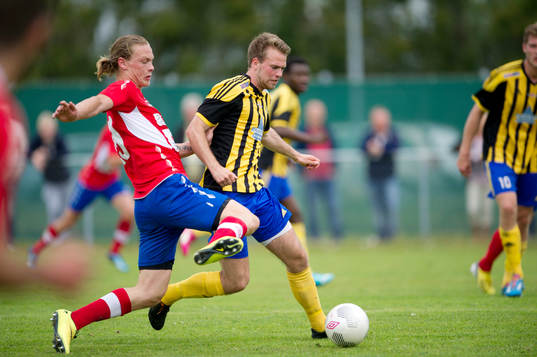 Höganäs Robin Hofsö mot Jonsereds Adam Axede
