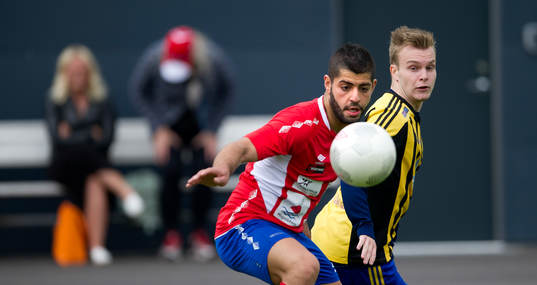 Höganäs Fady Alaaraji stångas mot Jonsereds Jesper