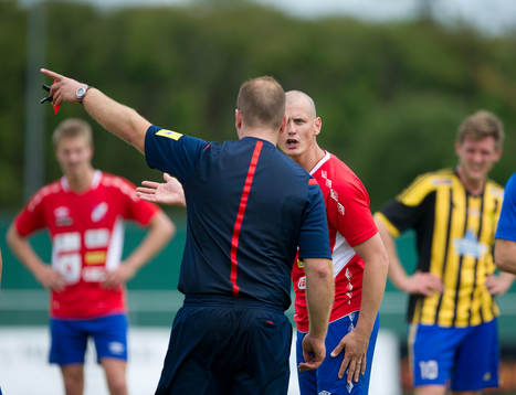 Höganäs Jakob Augustsson nickar ihop med Jonsereds Viktor