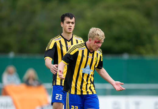 Höganäs Jakob Augustsson nickar ihop med Jonsereds Viktor