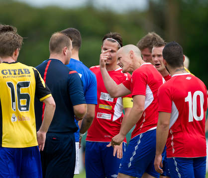 Höganäs Jakob Augustsson nickar ihop med Jonsereds Viktor