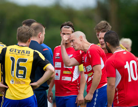 Höganäs Jakob Augustsson nickar ihop med Jonsereds Viktor