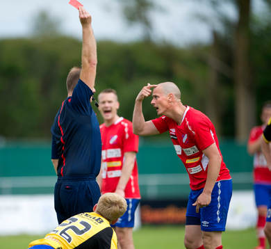Höganäs Jakob Augustsson nickar ihop med Jonsereds Viktor