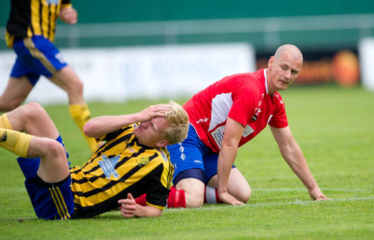Höganäs Jakob Augustsson nickar ihop med Jonsereds Viktor