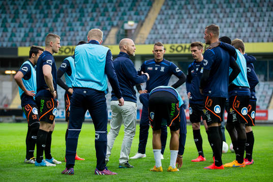 Kristianstad samlade och lyssnar till tränare Christian