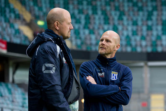 Kristianstads sportchef Anders Swahn i samtal med tränare