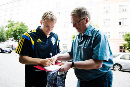 Sveriges Oscar Lewicki skriver autografer