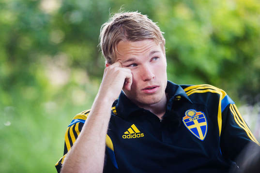 Sveriges Oscar Lewicki pratar med media
