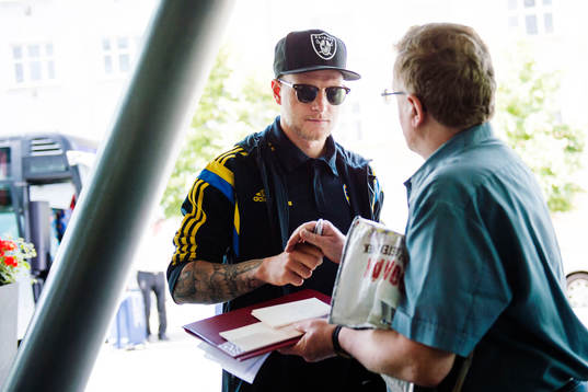 Sveriges John Guidetti skriver autografer