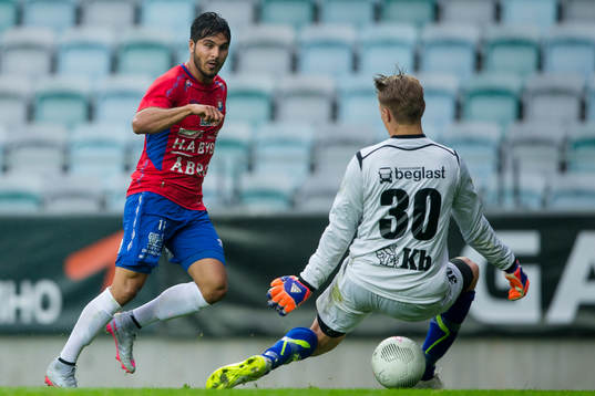 Örgrytes William Atashkadeh skjuter 2-0 mellan benen på