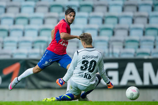Örgrytes William Atashkadeh skjuter 2-0 mellan benen på