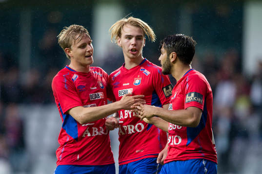 Örgrytes Anton Henriksson jublar och blir omfamnad av