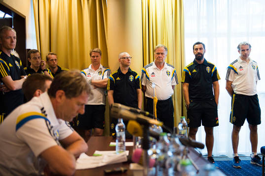 Sveriges förbundskapten Håkan Ericson presenterar ledare