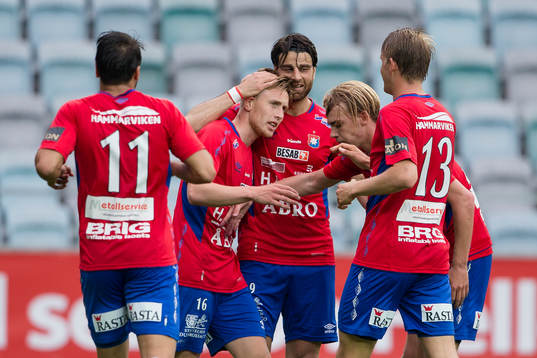 Örgrytes Sebastian Ohlsson kramas om av George Mourad