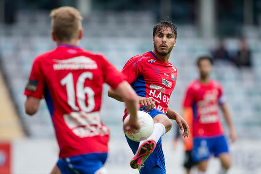 Örgrytes William Atashkadeh klackar bollen till Sebastian