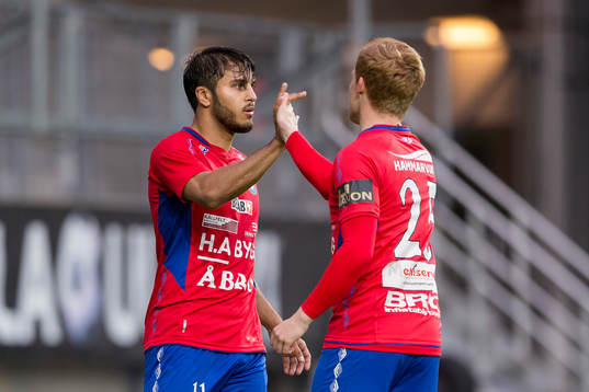 Örgrytes William Atashkadeh jublar och gör high five med