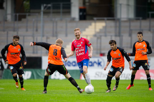 Örgrytes Fredrik Björk passar bollen vidare omringad av