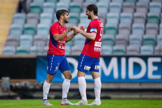 Örgrytes William Atashkadeh jublar ihop med George Mourad