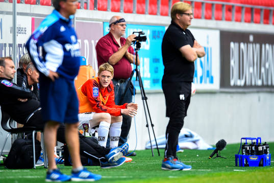 Kalmars Rasmus Elm på bänken bakom tränare Peter Swärdh